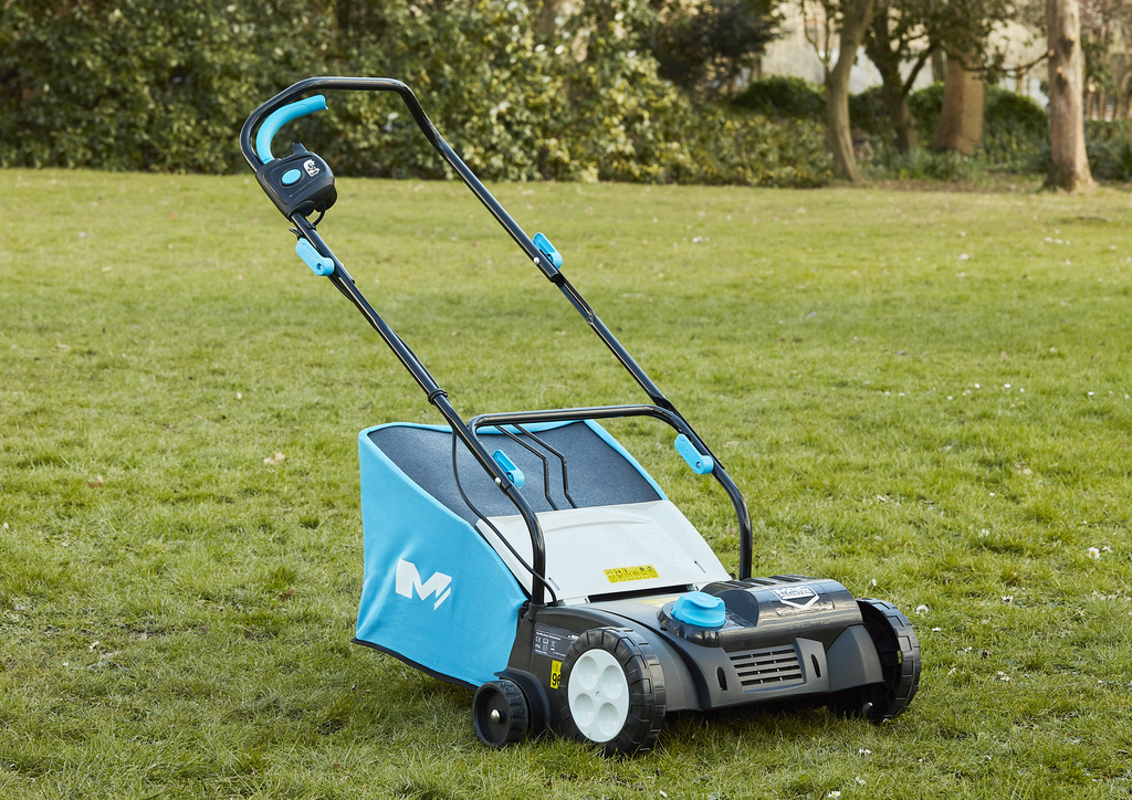 Scarificator si aerator gazon 2 in 1 MAC ALLISTER GV1438B Combo, Electric, 1400W, latime de lucru 37 cm, sac colectare 52 L, albastru-negru