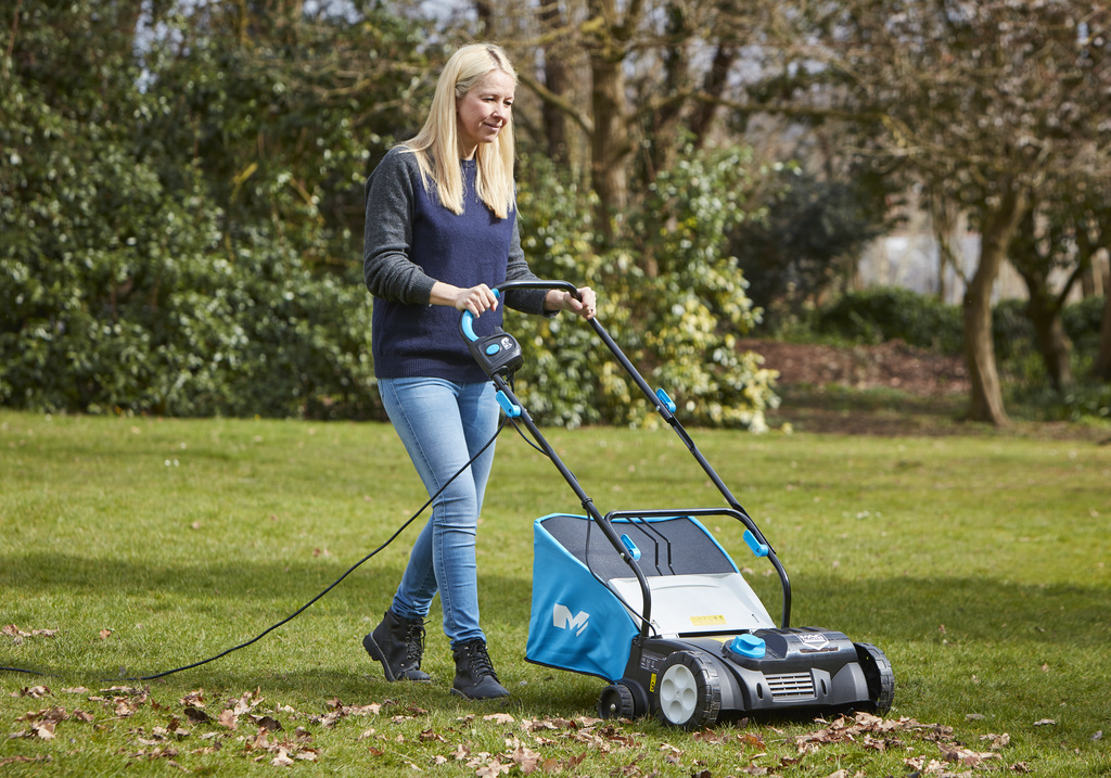 Scarificator si aerator gazon 2 in 1 MAC ALLISTER GV1438B Combo, Electric, 1400W, latime de lucru 37 cm, sac colectare 52 L, albastru-negru