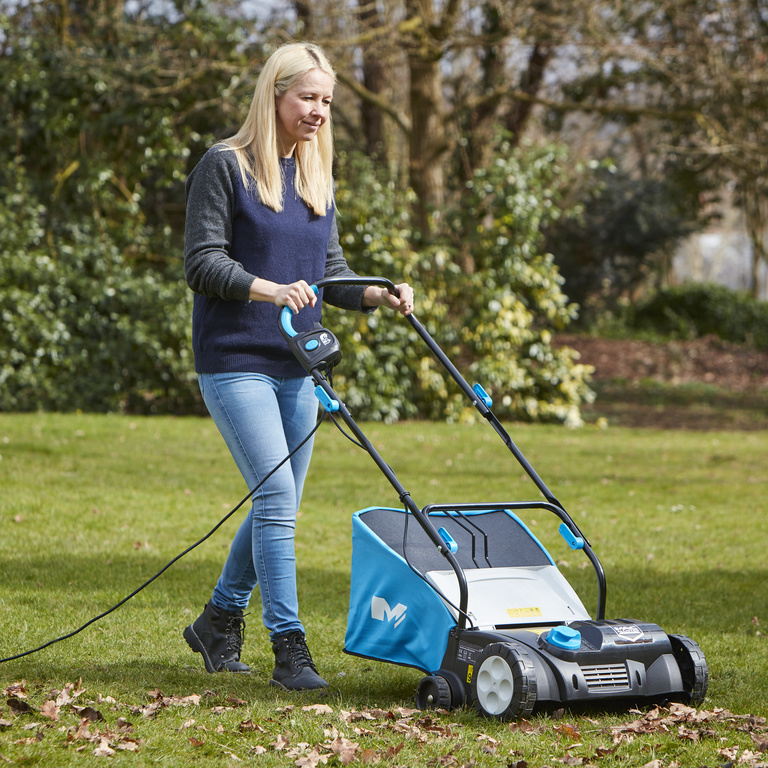 Scarificator si aerator gazon 2 in 1 MAC ALLISTER GV1438B Combo, Electric, 1400W, latime de lucru 37 cm, sac colectare 52 L, albastru-negru