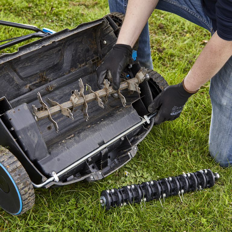 Scarificator si aerator gazon 2 in 1 MAC ALLISTER MSRP1800-3, Electric, 1800W, latime de lucru 37cm, sac colectare 45 L, negru