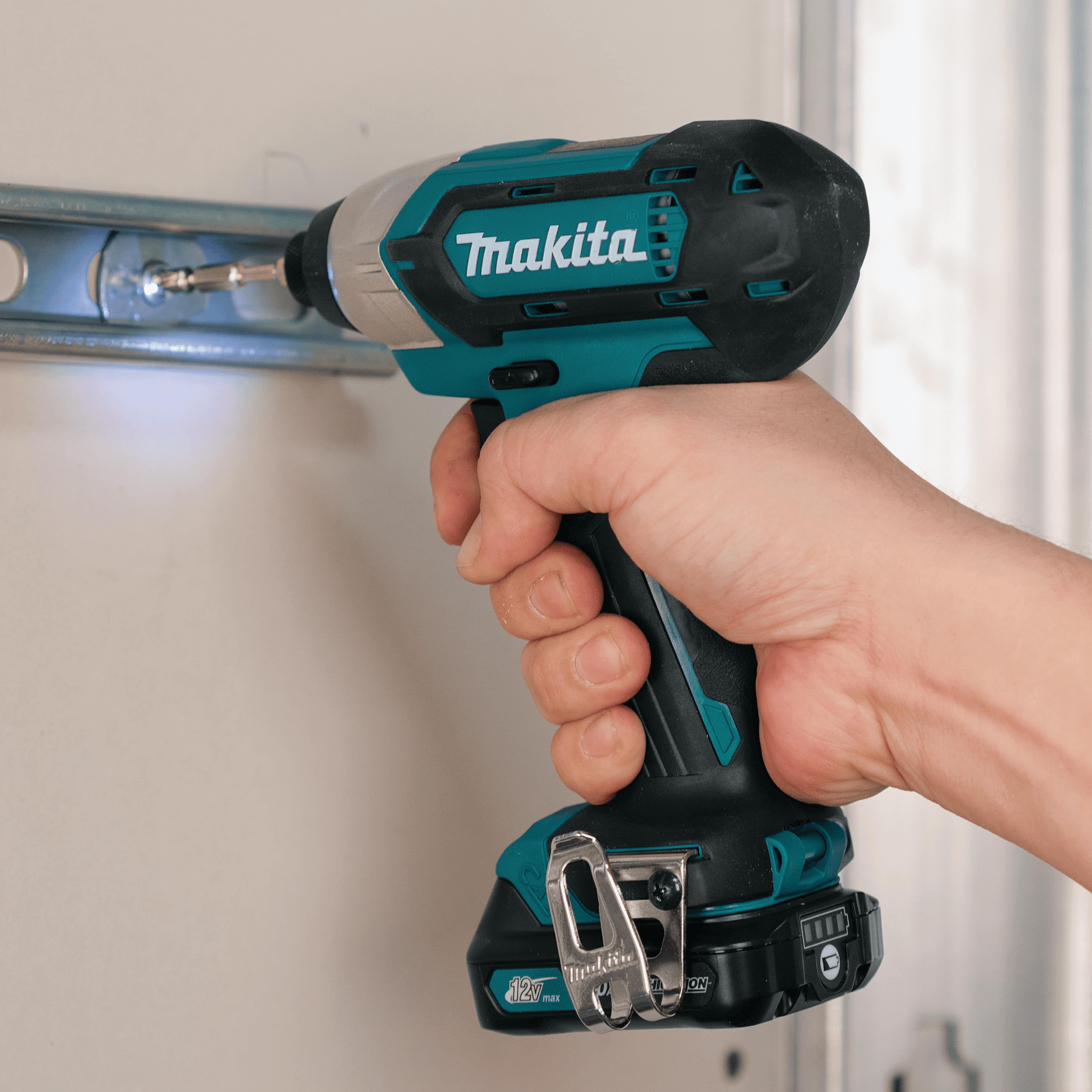 Set Makita CLX224X Masina de gaurit si insurubat 30Nm, Masina de insurubat cu impact 110Nm, 12V, 2 x 1.5 Ah, Valiza aluminiu
