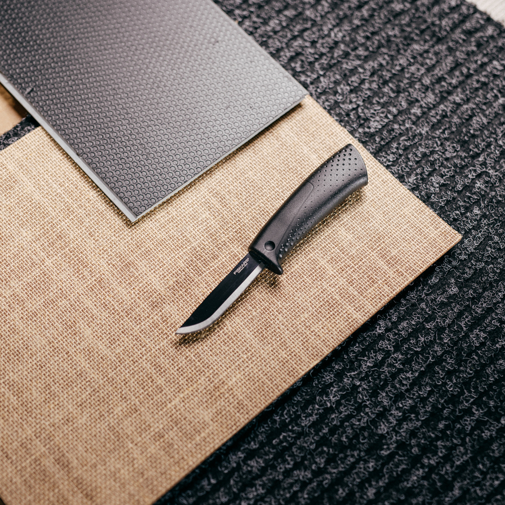 Cutit FISKARS, ascutitor, otel inoxidabil, negru