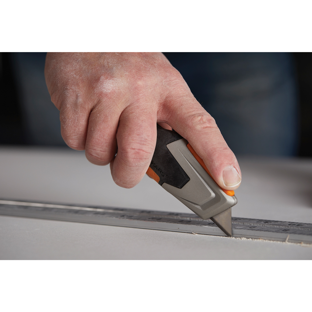 Cutit utilitar FISKARS CarbonMax, lama retractabila, metal, negru