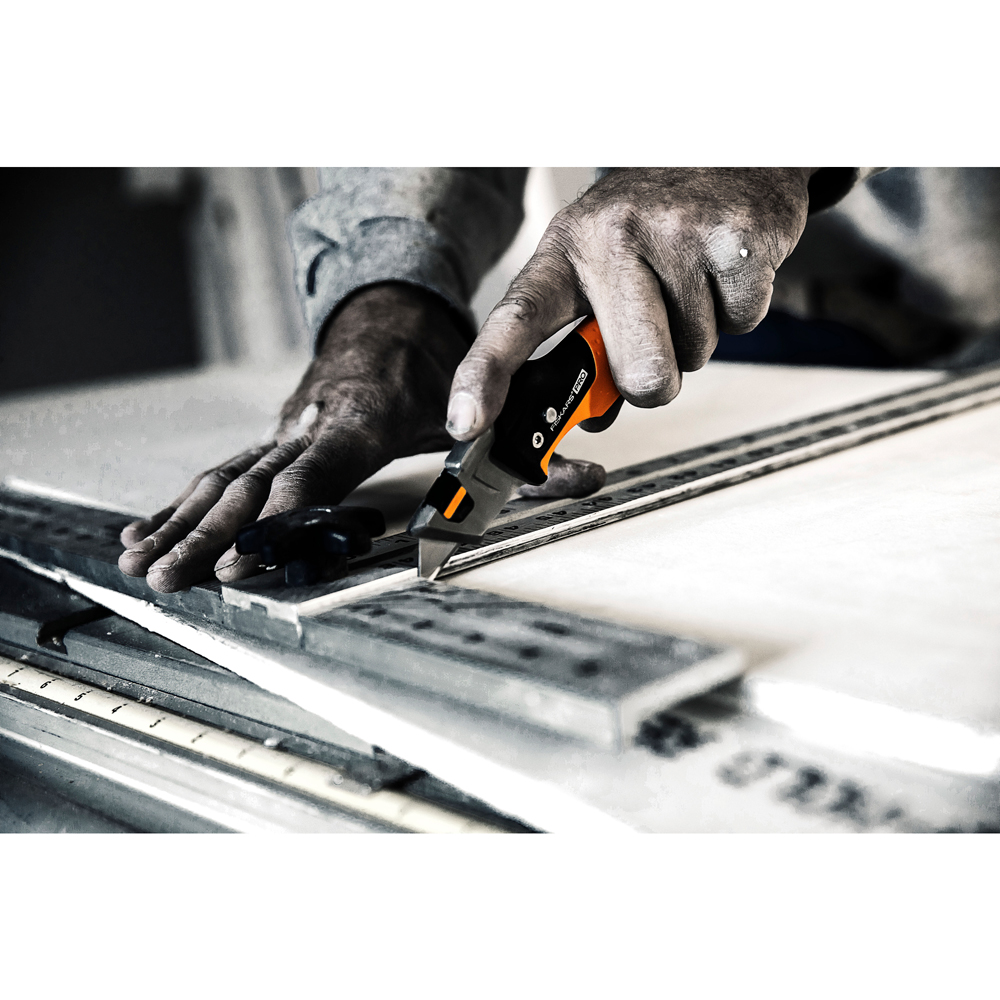 Cutit utilitar FISKARS CarbonMax, pliabil, metal, negru