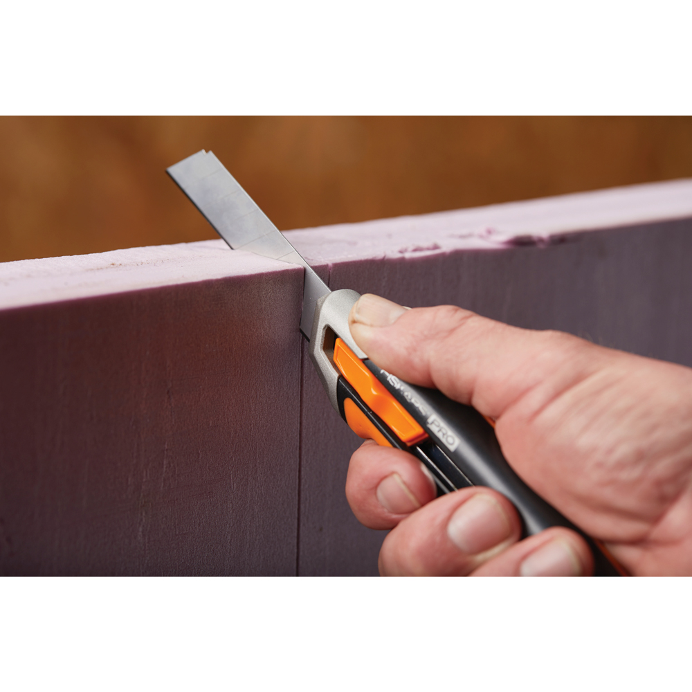 Cutit Snap-off FISKARS CarbonMax, 18mm, metal, negru