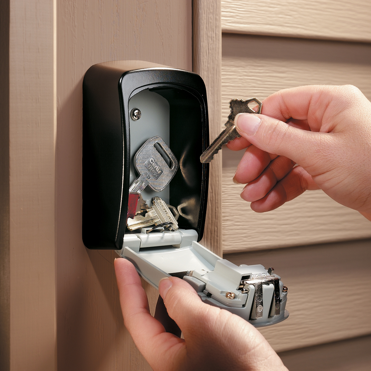 Caseta chei Master Lock 5401EURD, 85 x 35 x 119 mm, argintu-negru