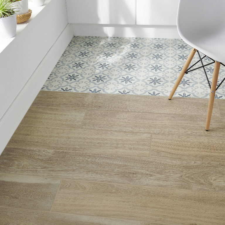 Gresie interior GoodHome Antic Rustic, portelanata, aspect lemn natural, 120 x 20 cm, 1,2 mp/cutie