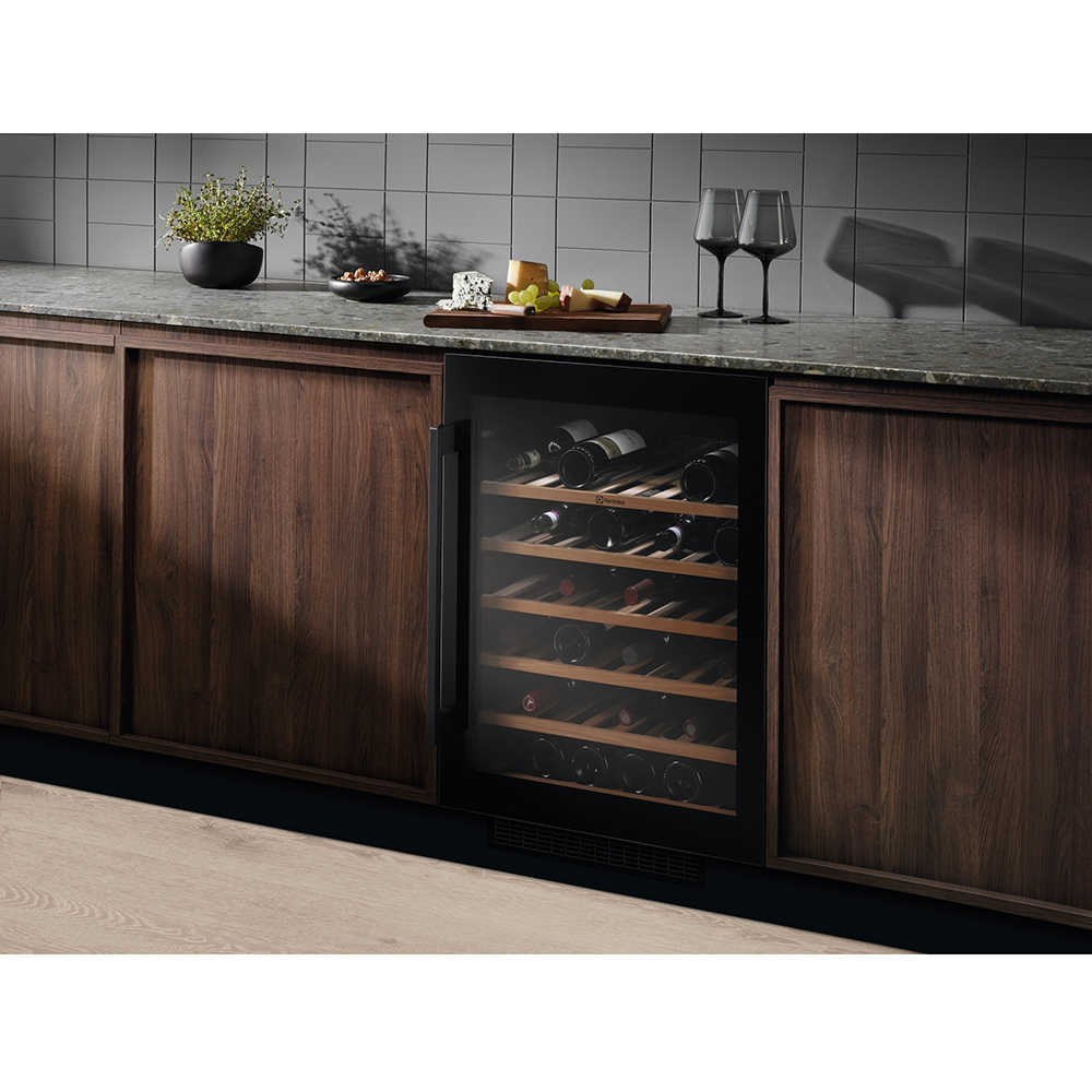 Racitor de vinuri incorporabil ELECTROLUX EWUS052B5B, 52 sticle, H 82 cm, Clasa G