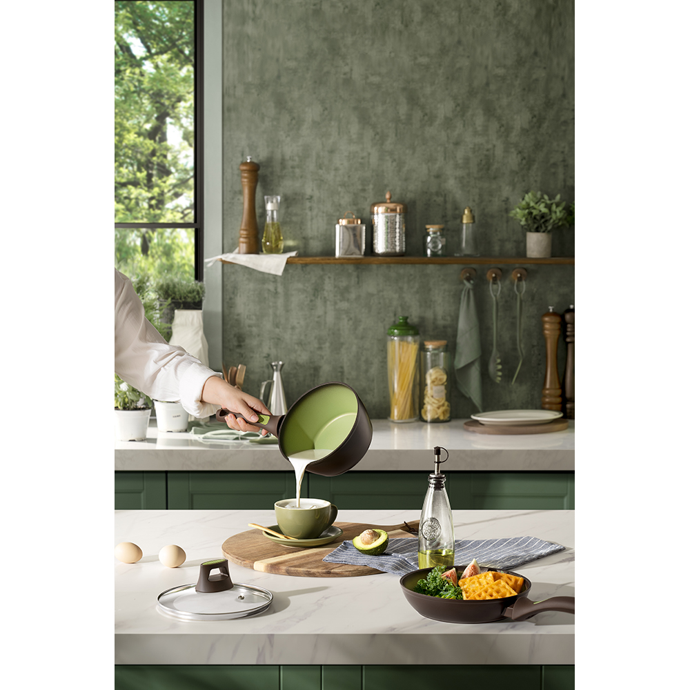 Cratita cu capac pentru sos AMERCOOK Avocado AC0108404.18, 1.5l, 18 cm, aluminiu forjat, negru-verde