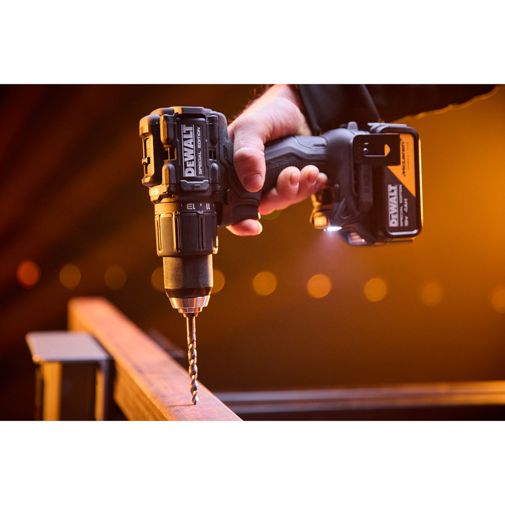 Set 2 unelte: masina de insurubat cu impact si masina de gaurit cu percutie, cu motor fara perii, DEWALT DCK2222MM2T-QW x McLaren F1 Team, 18V, 2x4Ah, 2000/3250RPM, 90/205 Nm