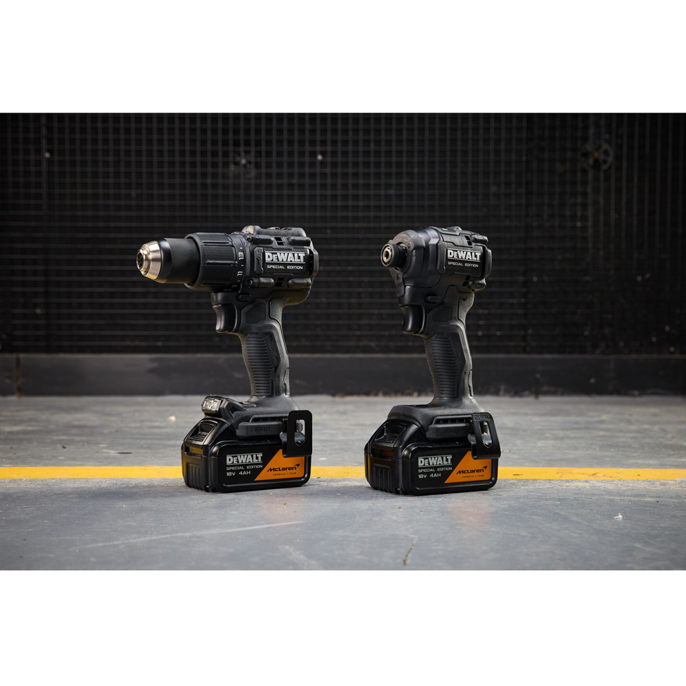 Set 2 unelte: masina de insurubat cu impact si masina de gaurit cu percutie, cu motor fara perii, DEWALT DCK2222MM2T-QW x McLaren F1 Team, 18V, 2x4Ah, 2000/3250RPM, 90/205 Nm