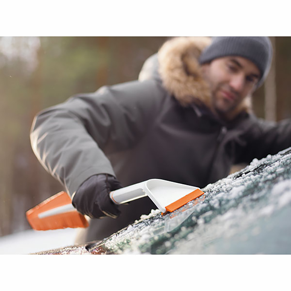 Perie zapada cu racleta FISKARS SnowXpert 143062, 67cm, alb-portocaliu
