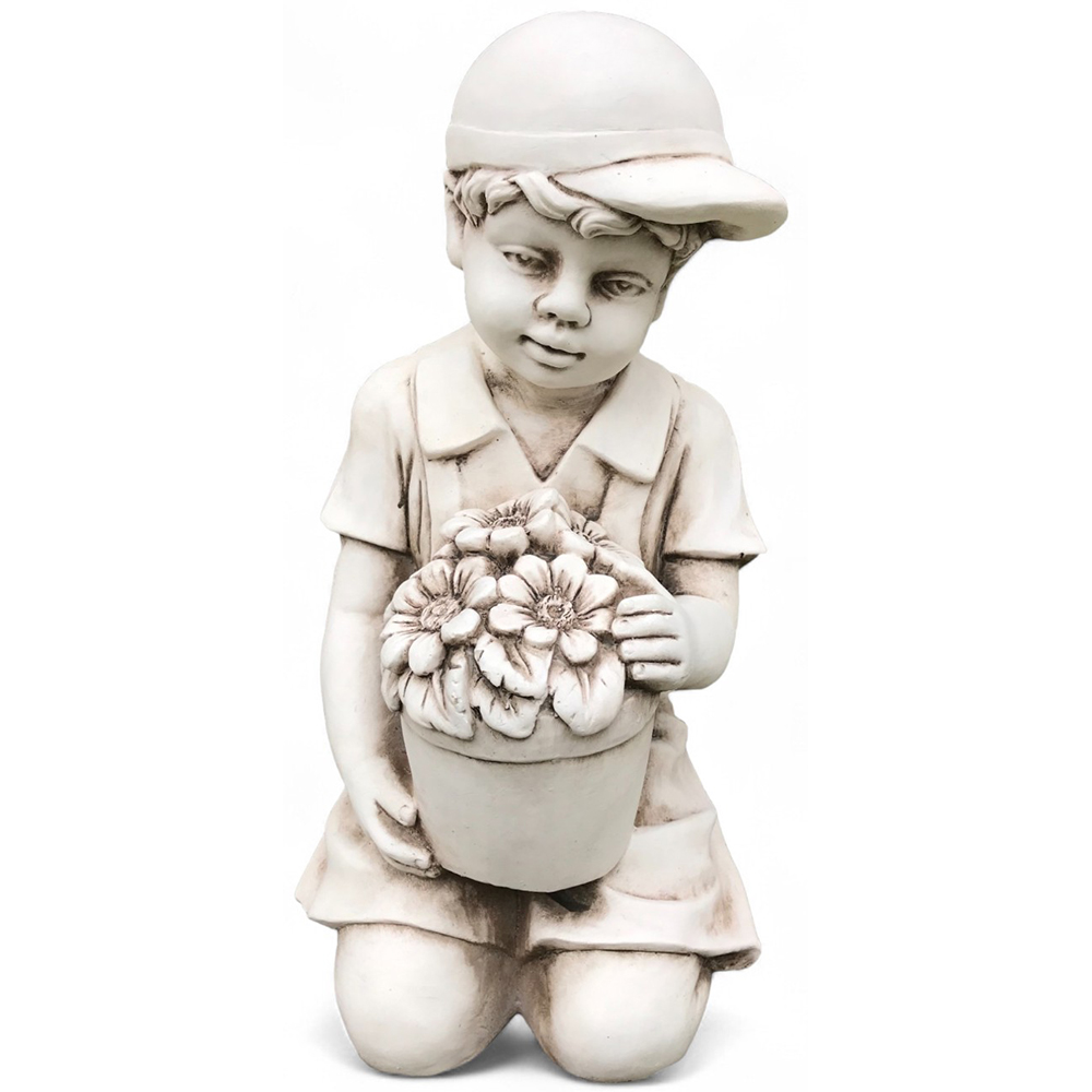 Decoratiune gradina Baiat cu flori, fiberclay, 26 x 24 x 43.5 cm, alb